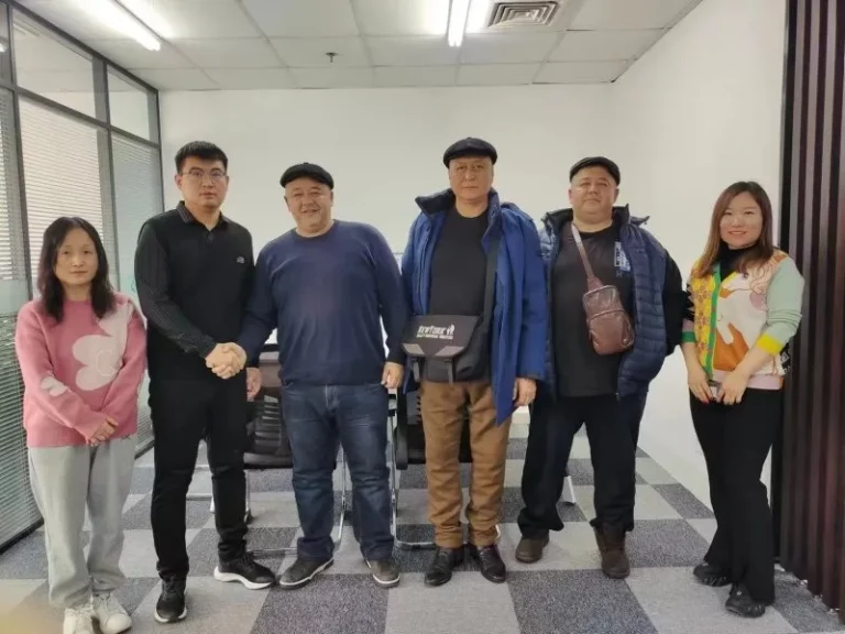 Russian customers came to the company for in-depth visit and learning